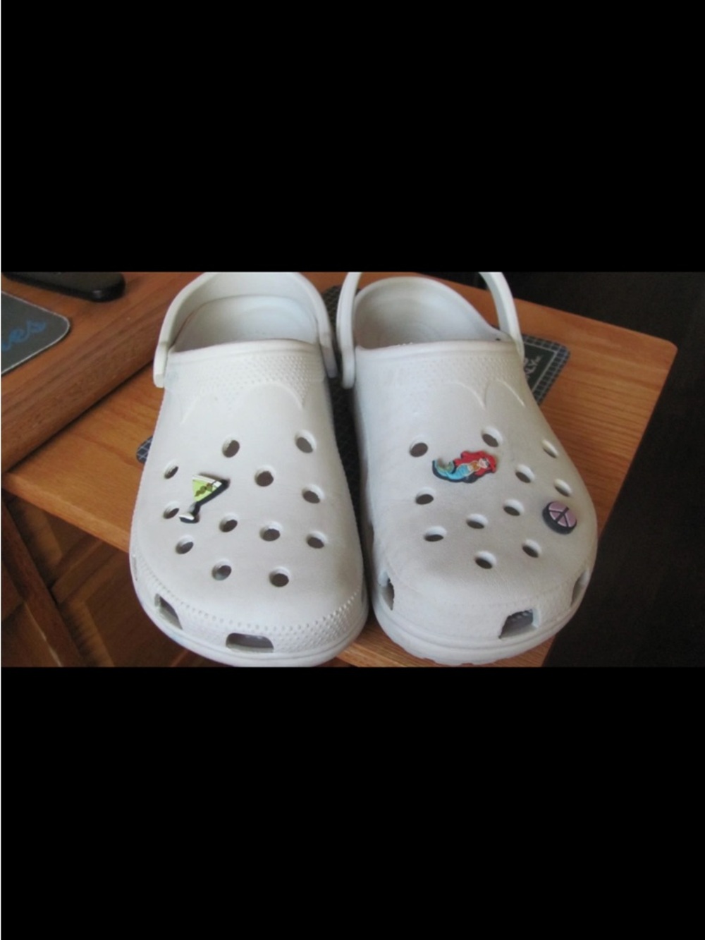 White croc womens size 8-9 mens 6-7 with 3 embelishments preowned